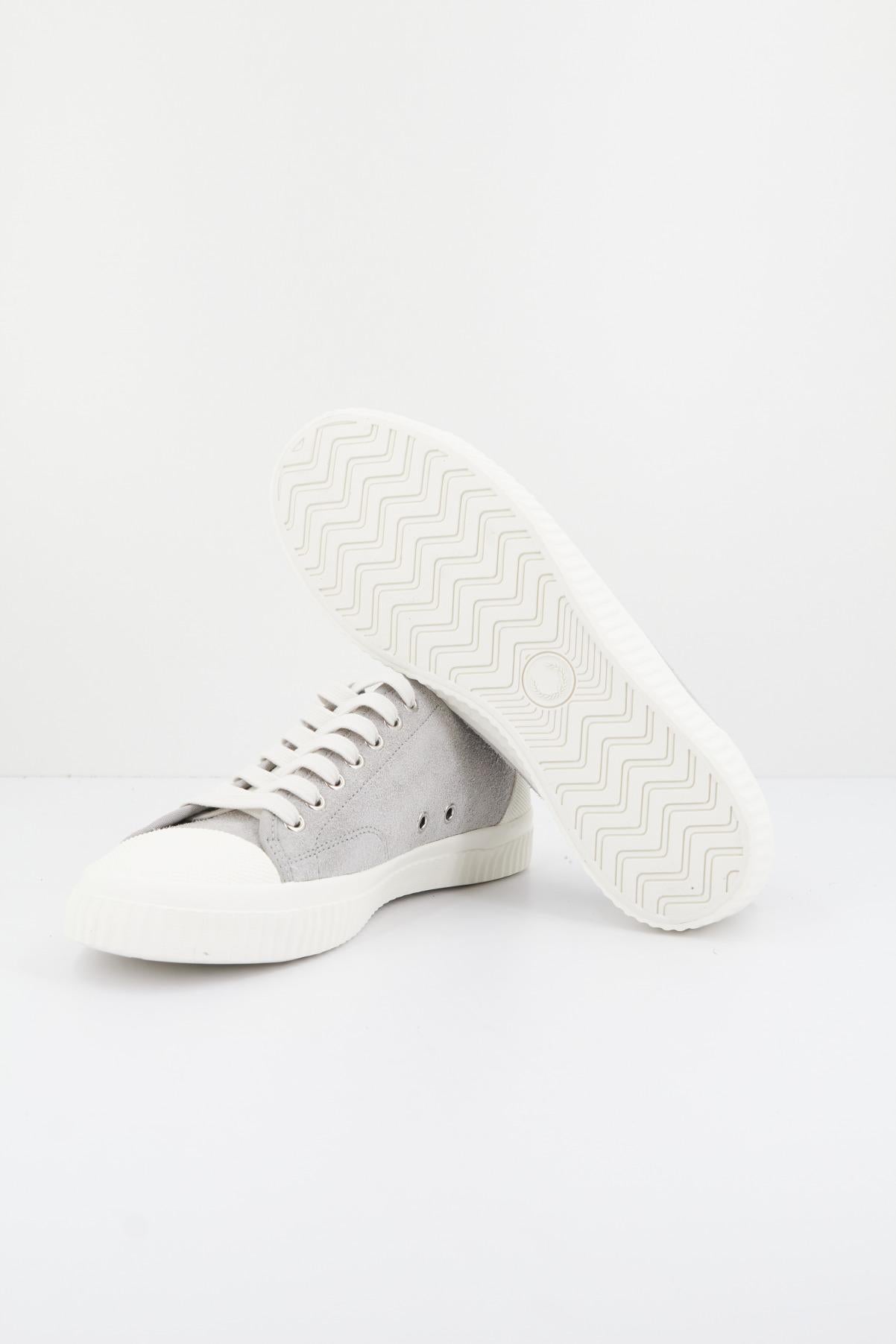 FRED PERRY HUGHES LOW TEXTURED SUEDE en color GRIS (4)
