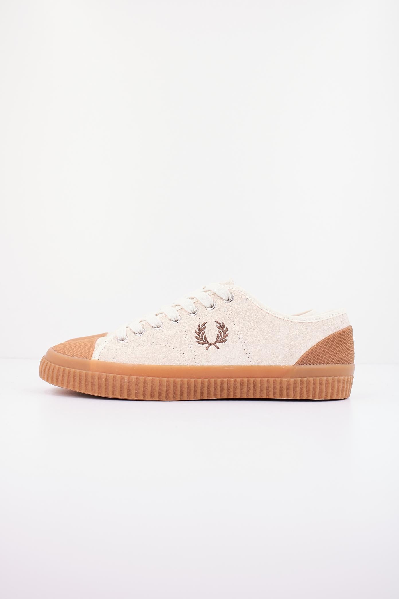 FRED PERRY HUGHES LOW TEXT SUE en color MARRON (1)