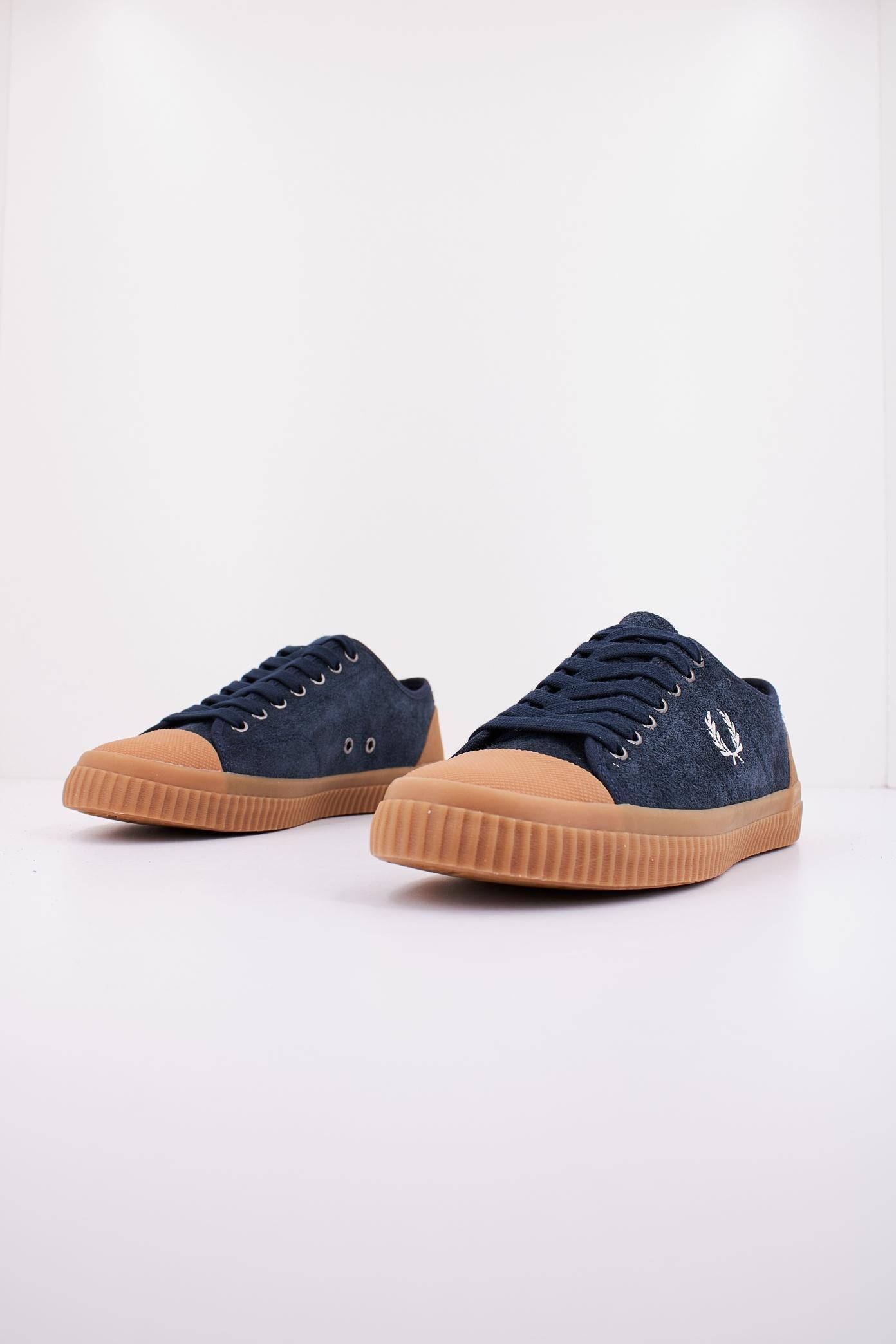FRED PERRY HUGHES LOW TEXT SUE en color AZUL (2)
