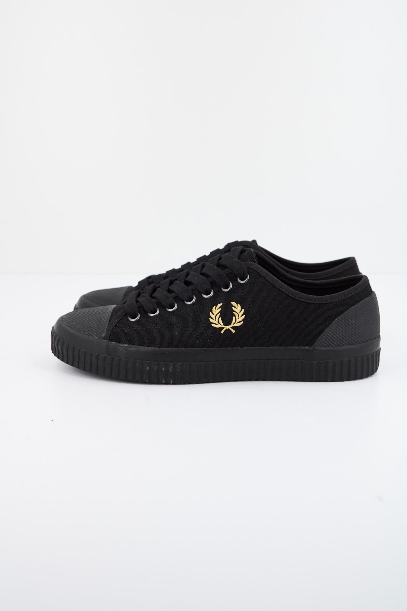 FRED PERRY HUGHES LOW CANVAS en color NEGRO (1)