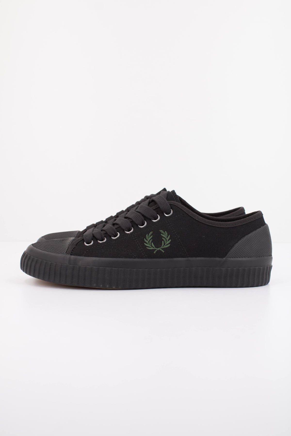 FRED PERRY HUGHES LOW CANVAS en color NEGRO (1)