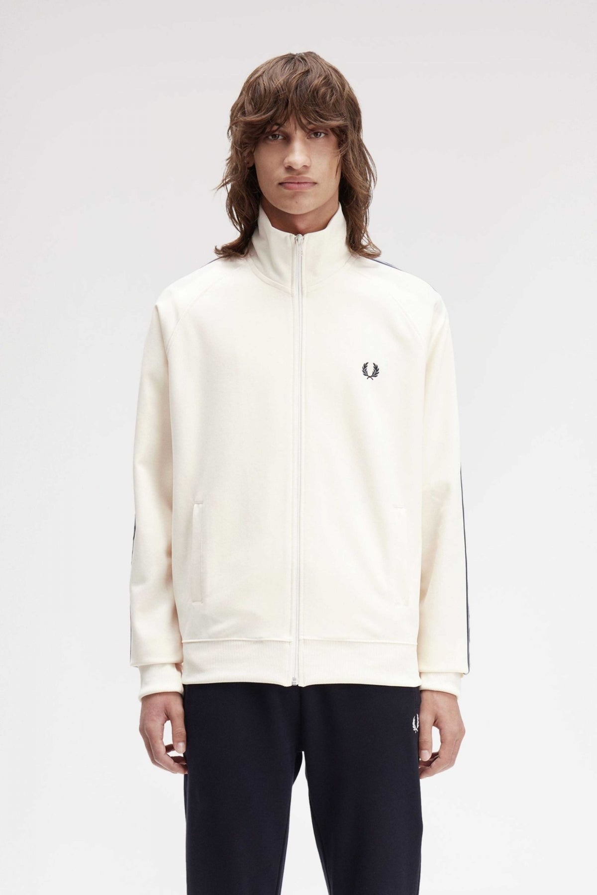 FRED PERRY TAPE TRACK KACKET en color BEIS (1)