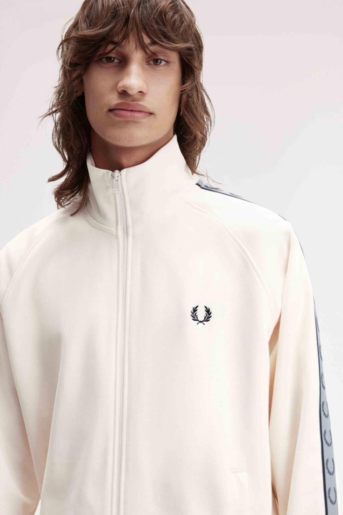 FRED PERRY TAPE TRACK KACKET en color BEIS (4)