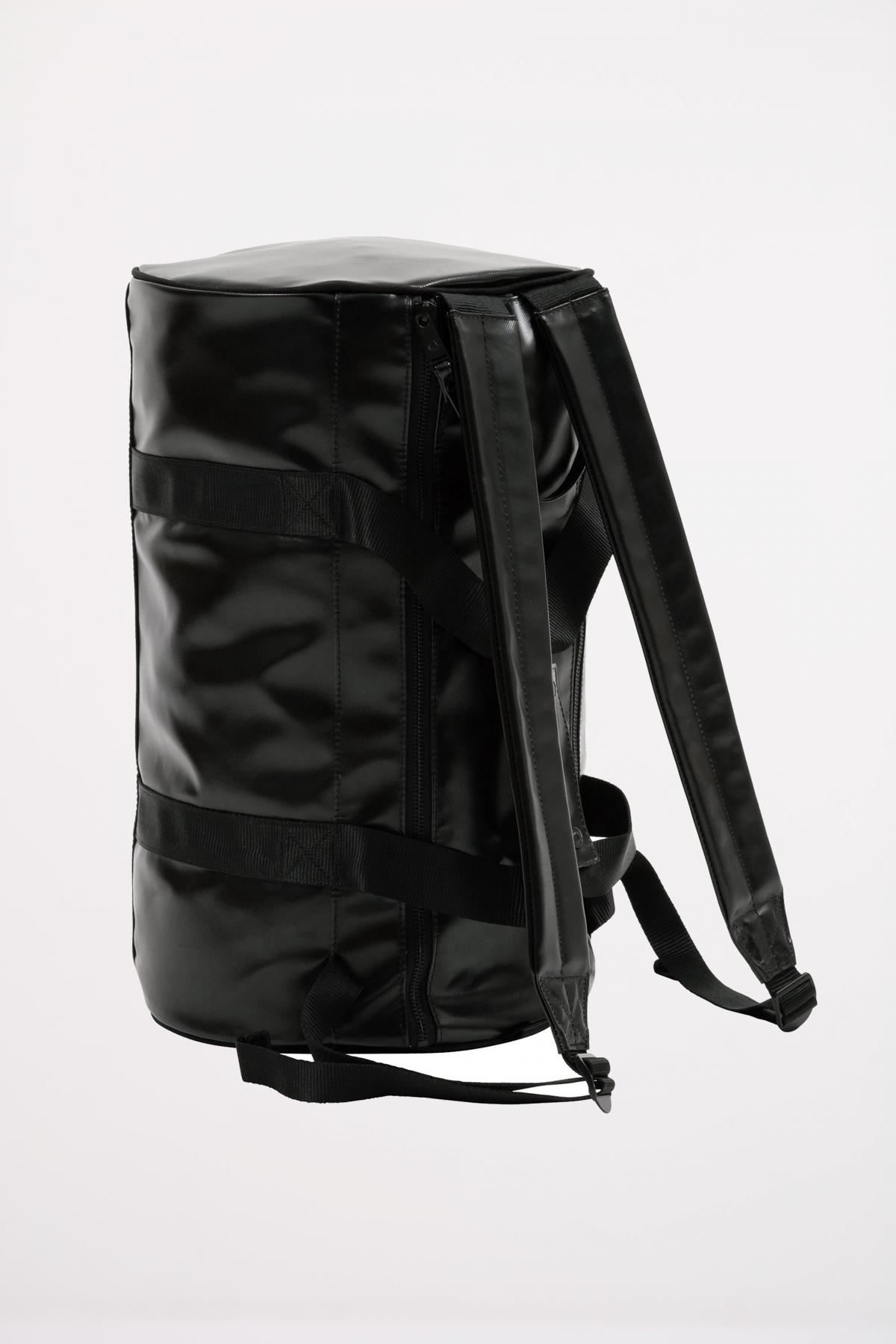 FRED PERRY TONAL BARREL BACKPACK en color NEGRO (4)