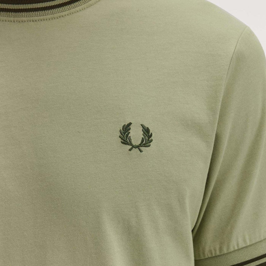 FRED PERRY TWIN TIPPED T-SHIRT en color VERDE (6)