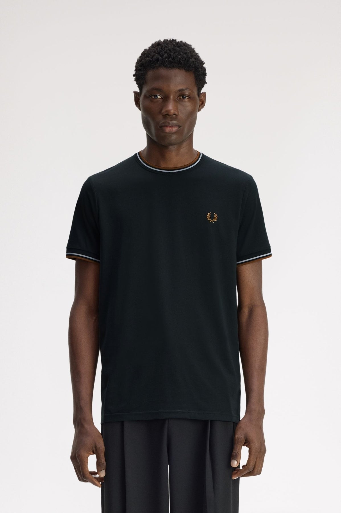 FRED PERRY MFP TWIN TIPPED T SHIRT en color VERDE (1)