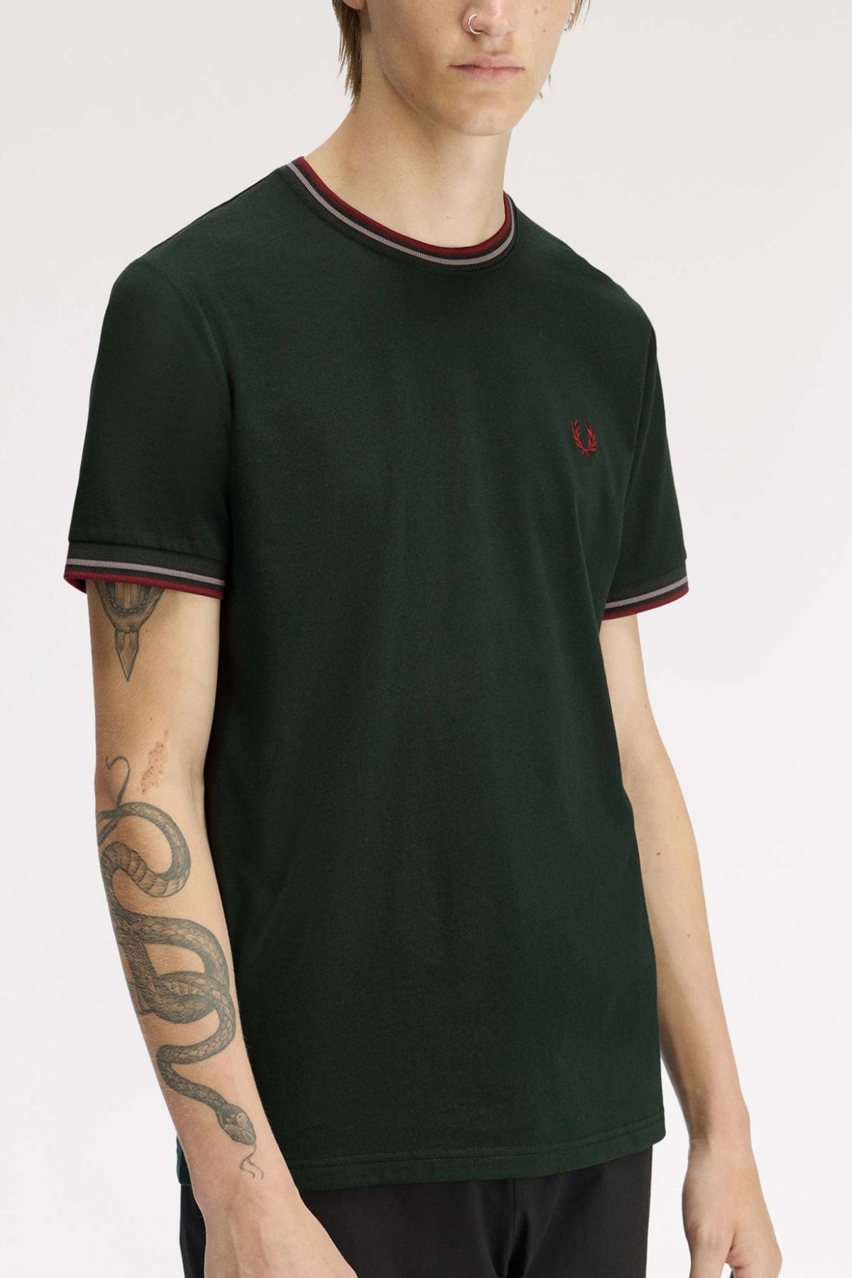 FRED PERRY TWIN TIPPED T-SHIRT en color VERDE (3)