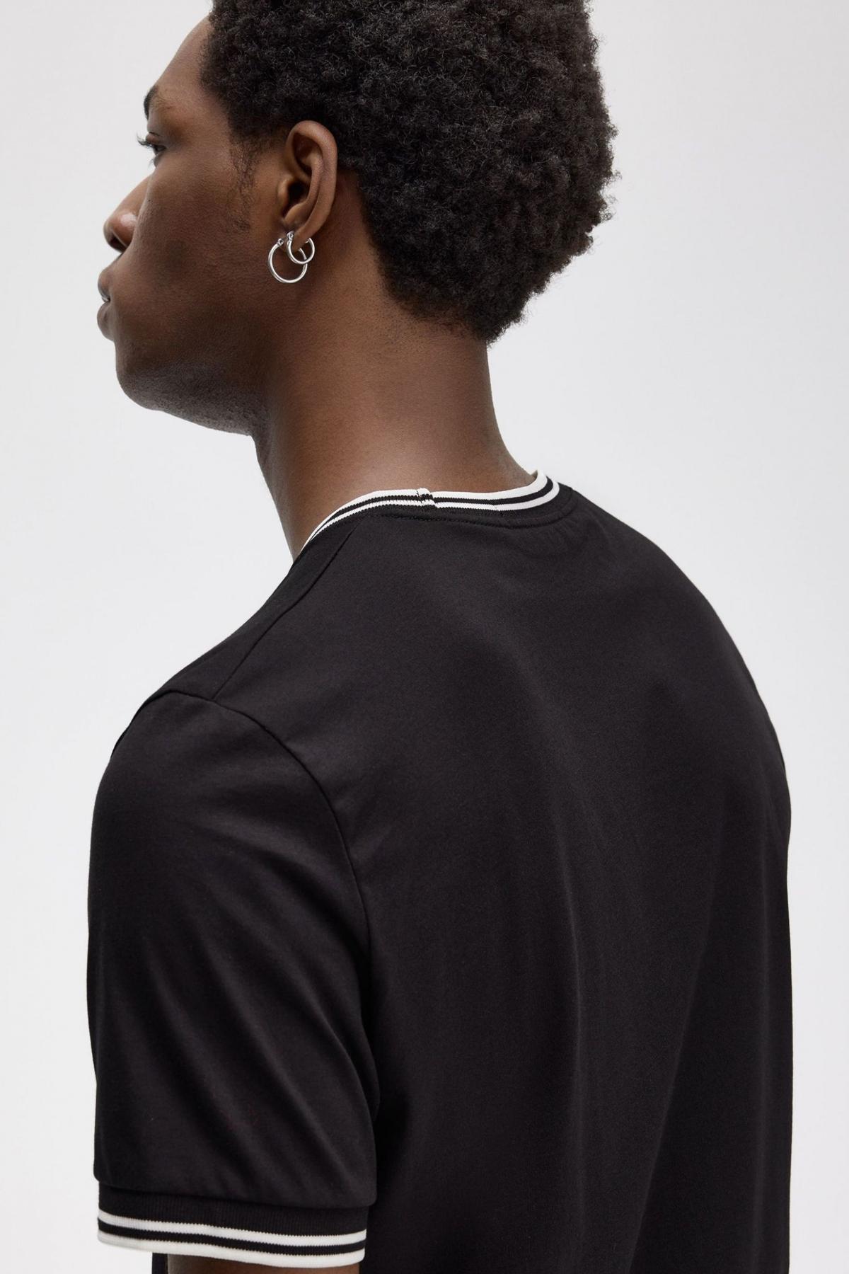 FRED PERRY TWIN TIPPED T-SHIRT en color NEGRO (4)