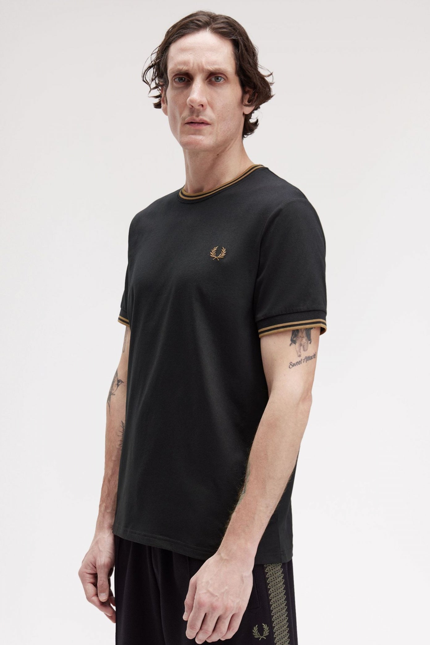 FRED PERRY TWIN TIPPED T-SHIRT en color NEGRO (4)