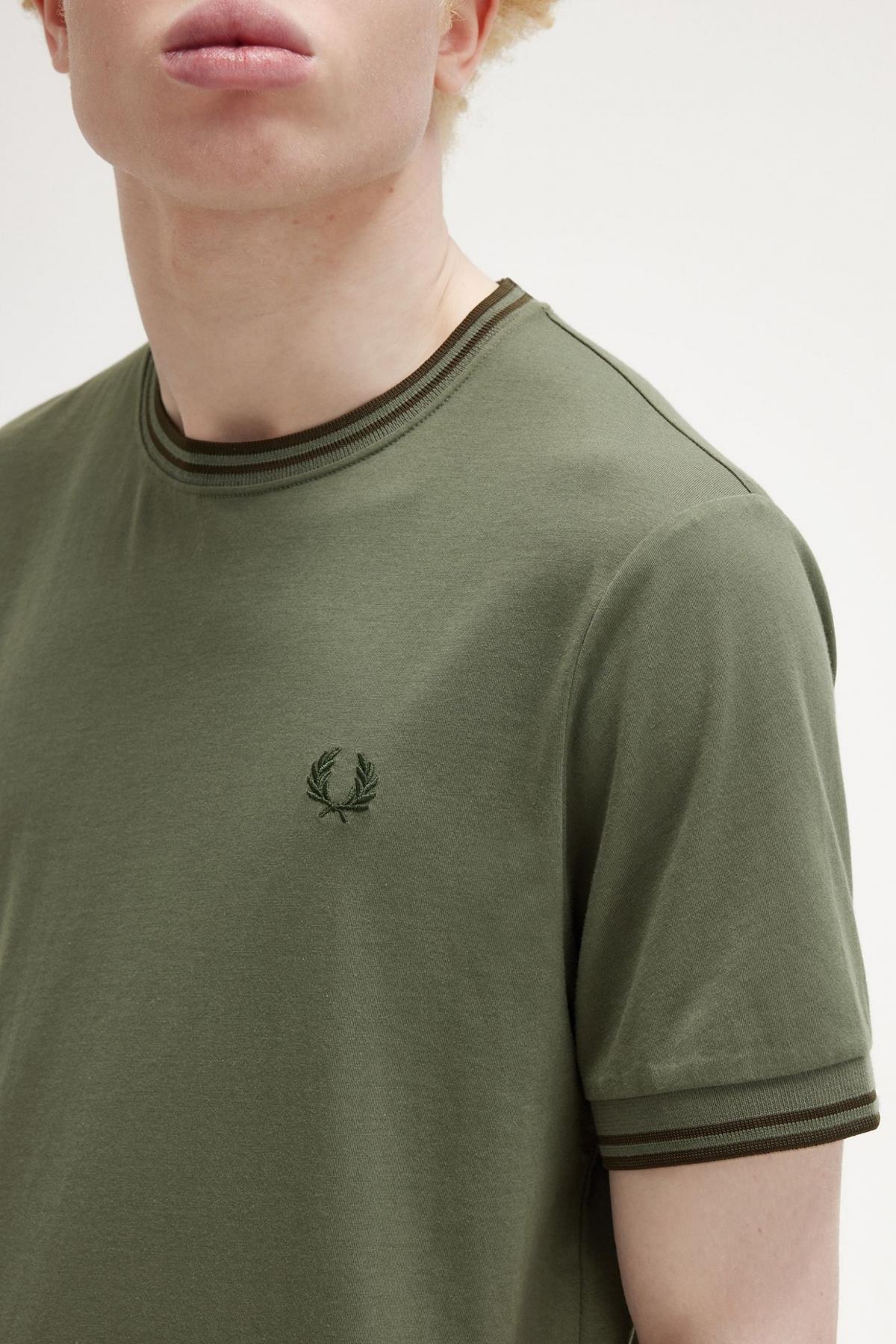 FRED PERRY TWIN TIPPED T-SHIRT en color VERDE (4)