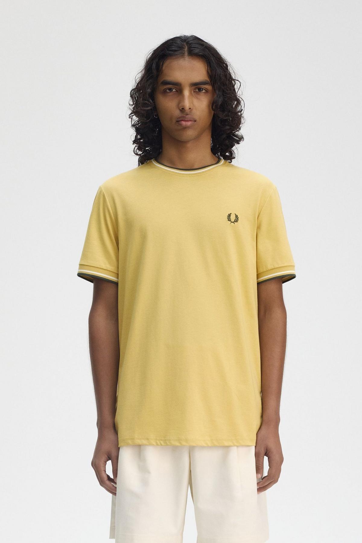 FRED PERRY TWIN TIPPED T-SHIRT en color AMARILLO (1)