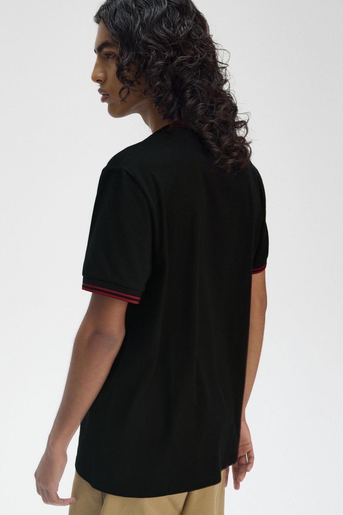 FRED PERRY TWIN TIPPED T-SHIRT en color NEGRO (3)