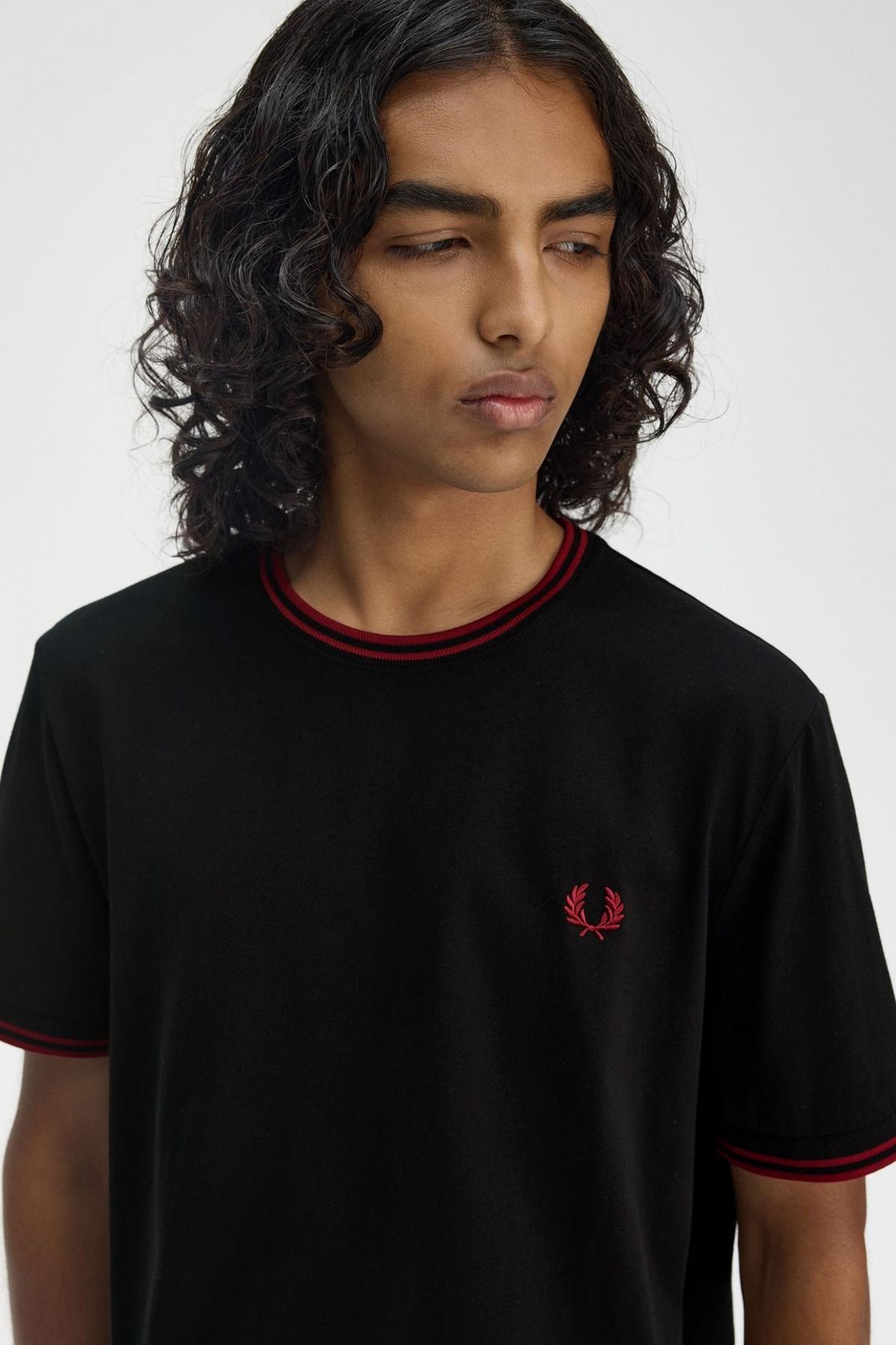FRED PERRY TWIN TIPPED T-SHIRT en color NEGRO (4)
