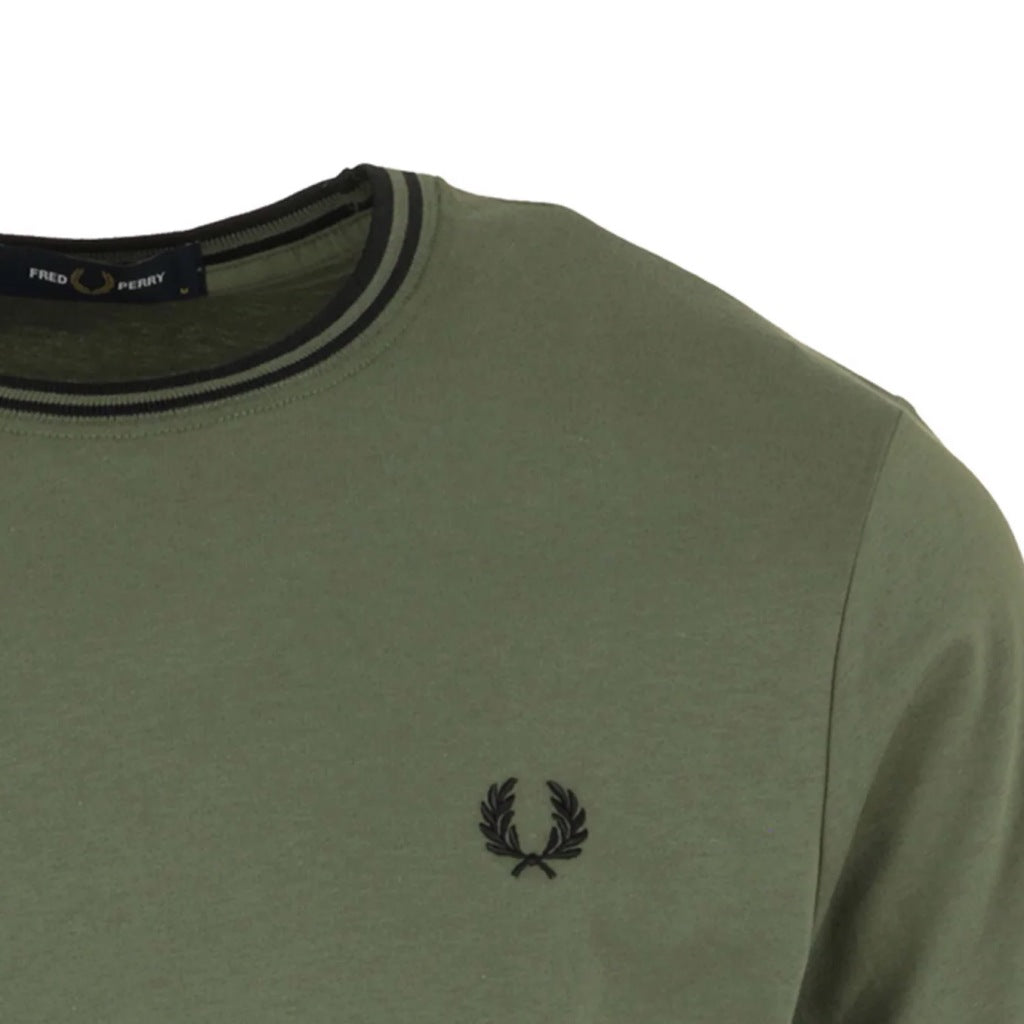 FRED PERRY TWIN TIPPED T-SHIRT en color VERDE (3)
