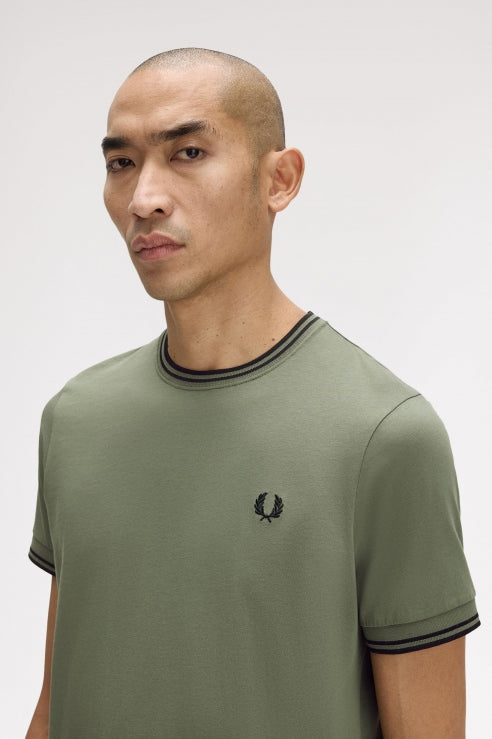 FRED PERRY TWIN TIPPED T-SHIRT en color VERDE (3)