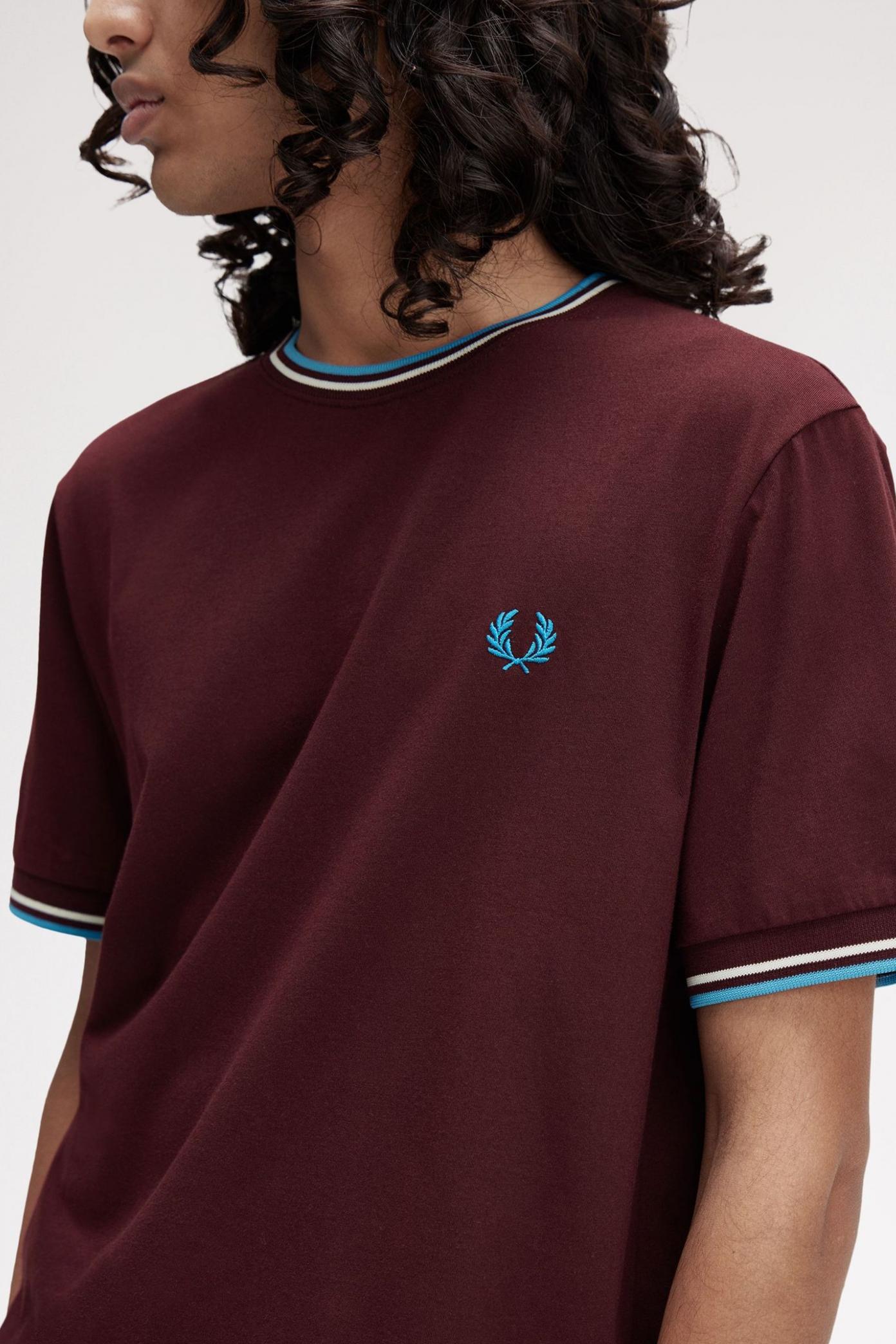 FRED PERRY TWIN TIPPED T-SHIRT en color BURDEOS (4)