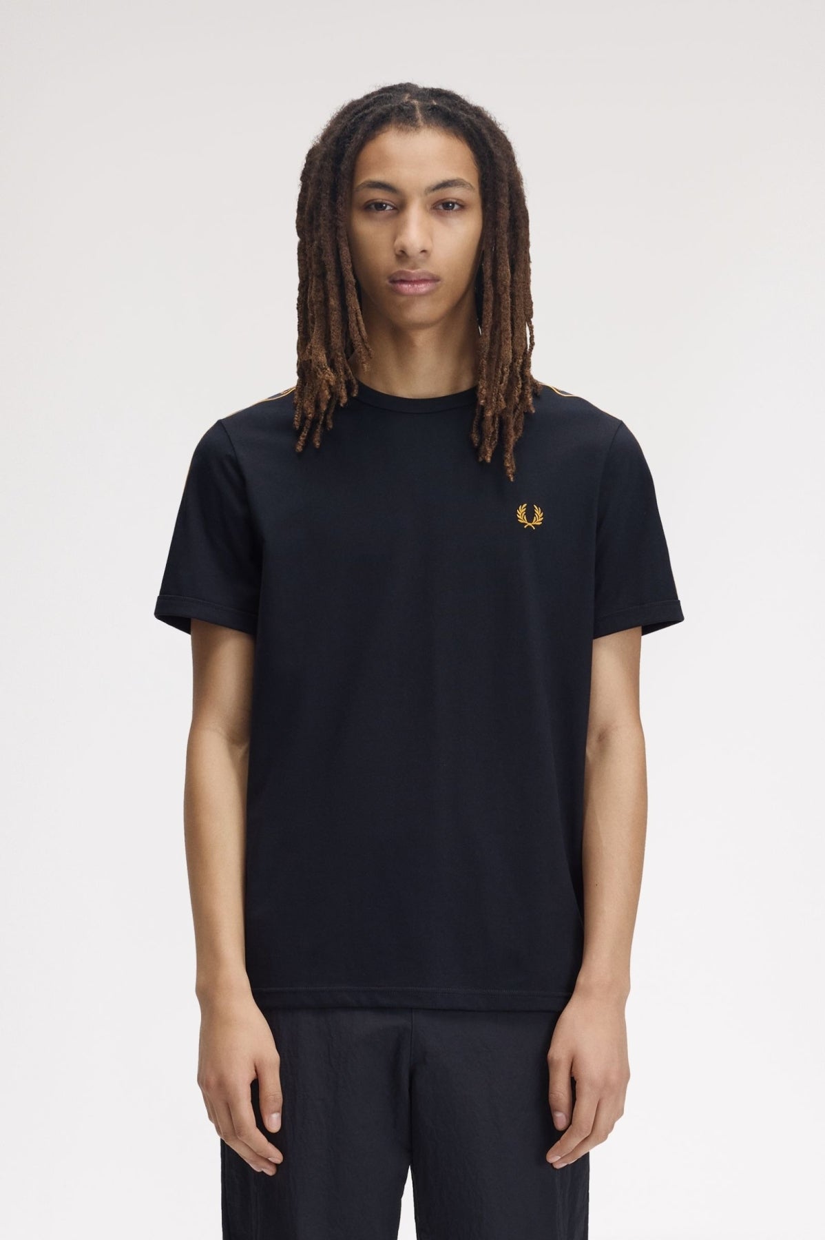 FRED PERRY CONTRAST TAPE RINGER T-SHIR en color NEGRO (1)