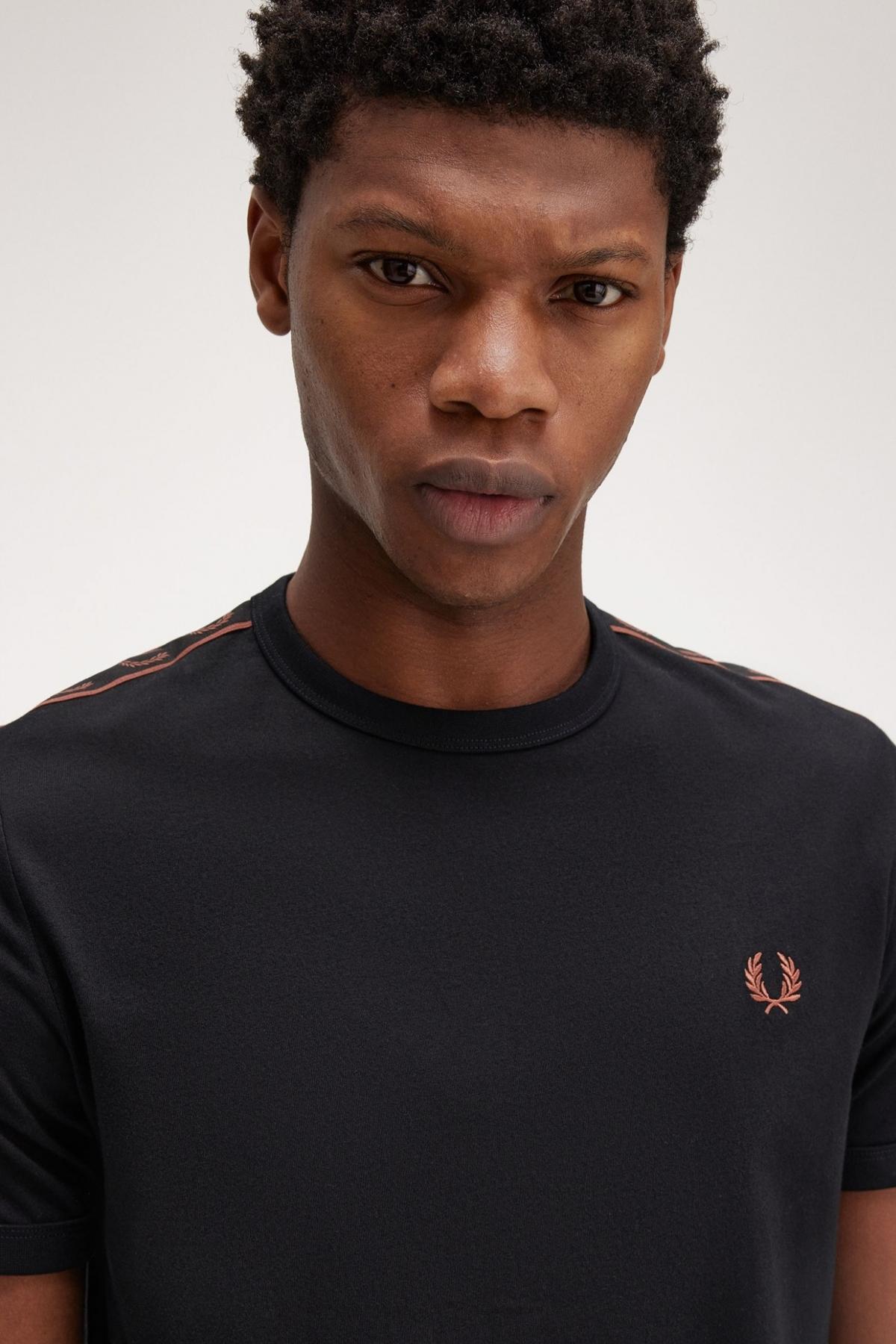 FRED PERRY CONTRAST TAPE RINGER T-SHIR en color NEGRO (3)