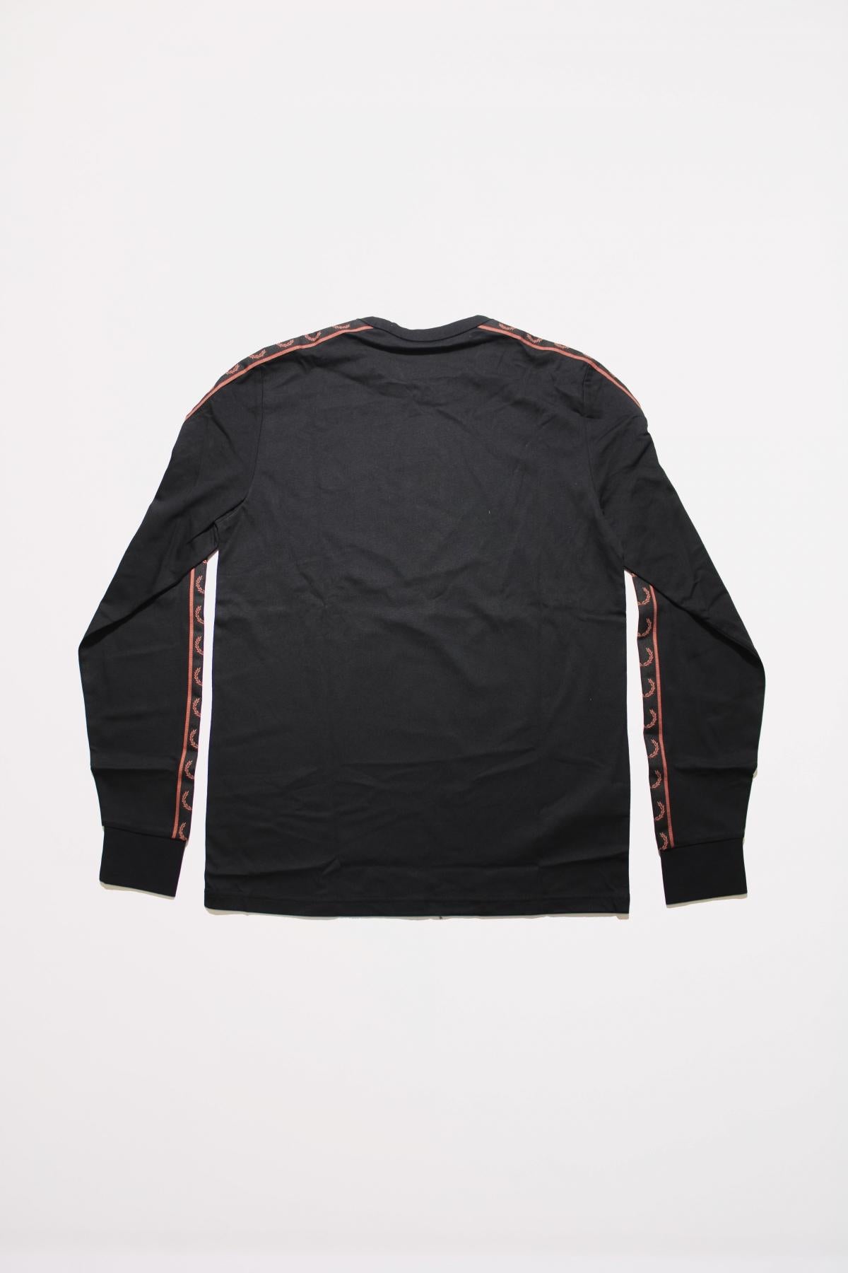 FRED PERRY TAPED LONG SLEEVE TEE en color NEGRO (2)