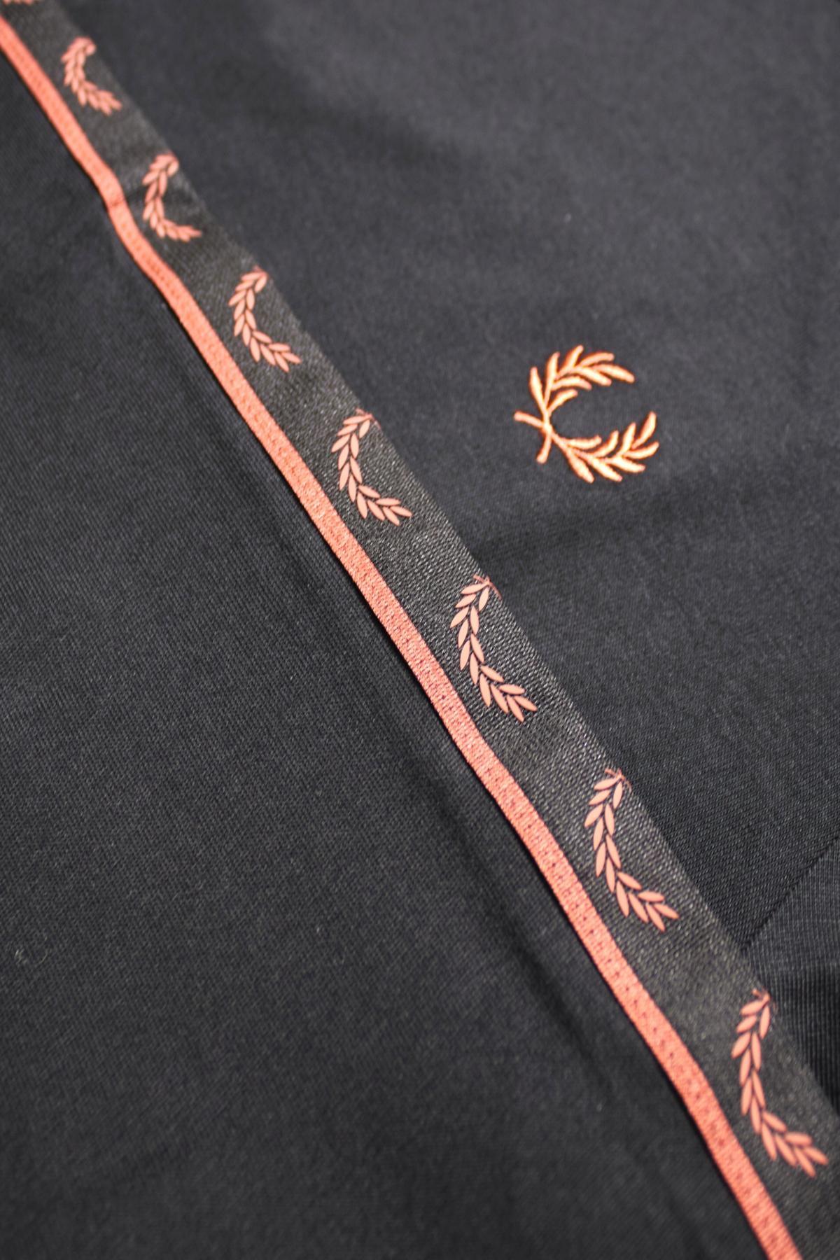 FRED PERRY TAPED LONG SLEEVE TEE en color NEGRO (3)
