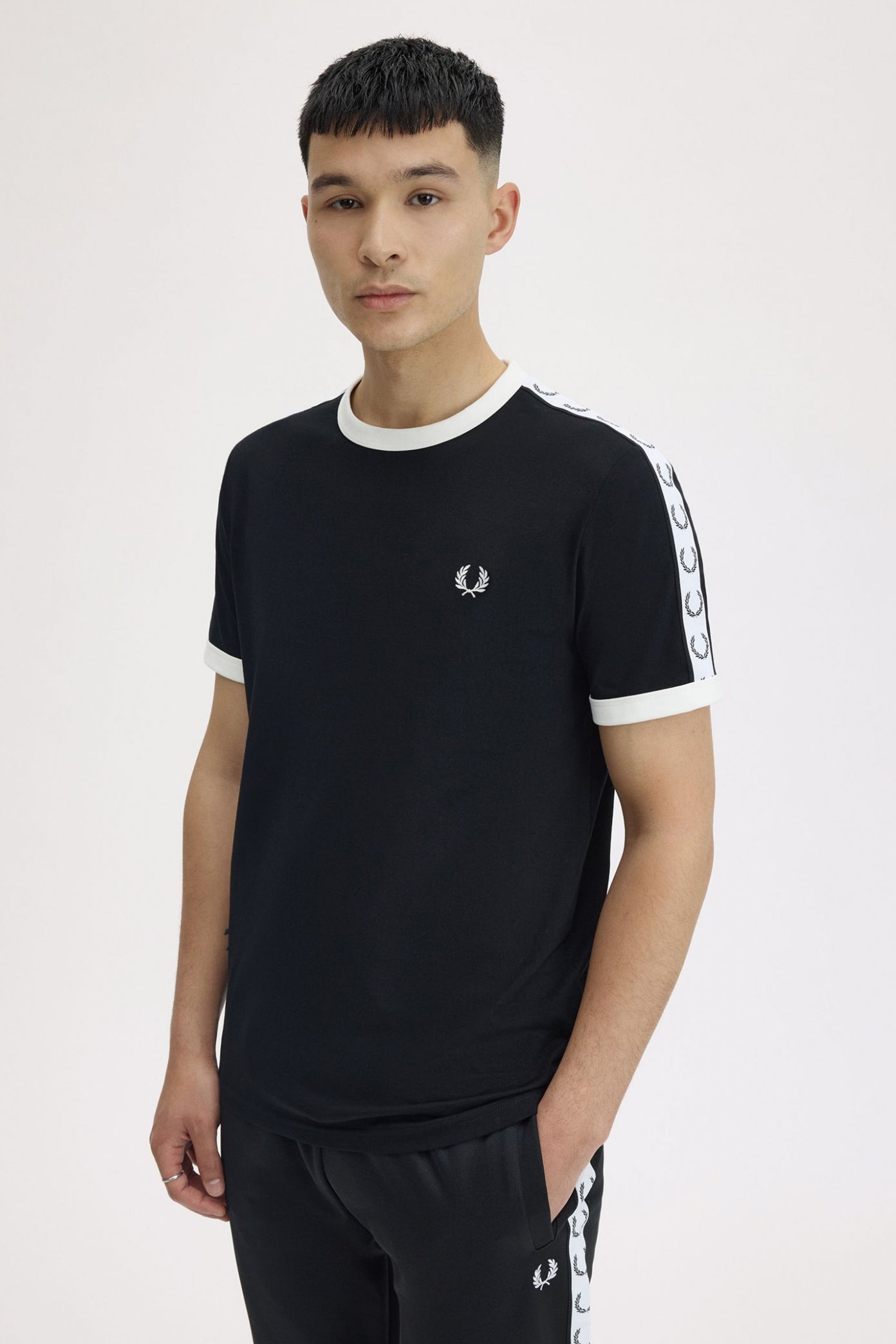 FRED PERRY TAPED RINGER T-SHIRT en color NEGRO (4)