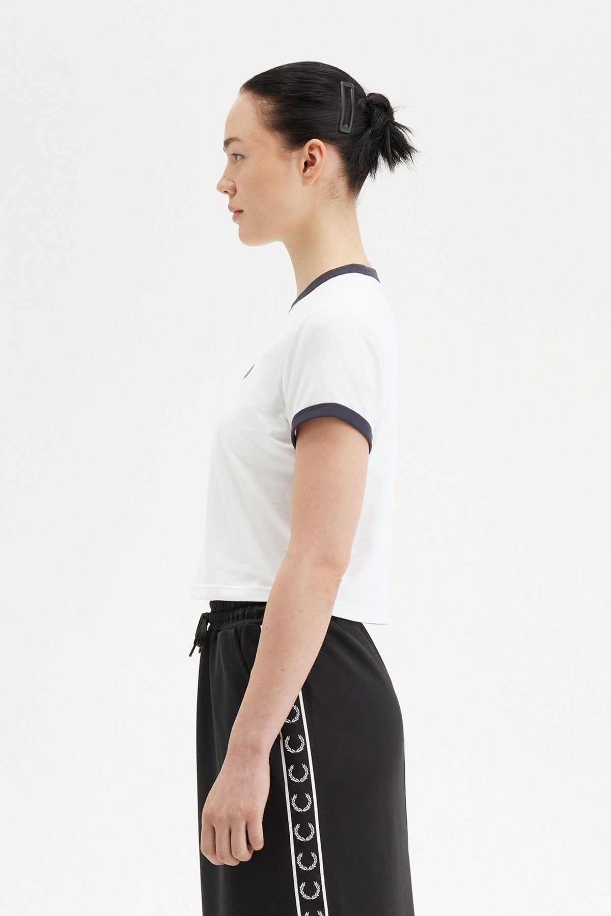 FRED PERRY CROPPED RINGER T-SHIRT en color BLANCO (3)