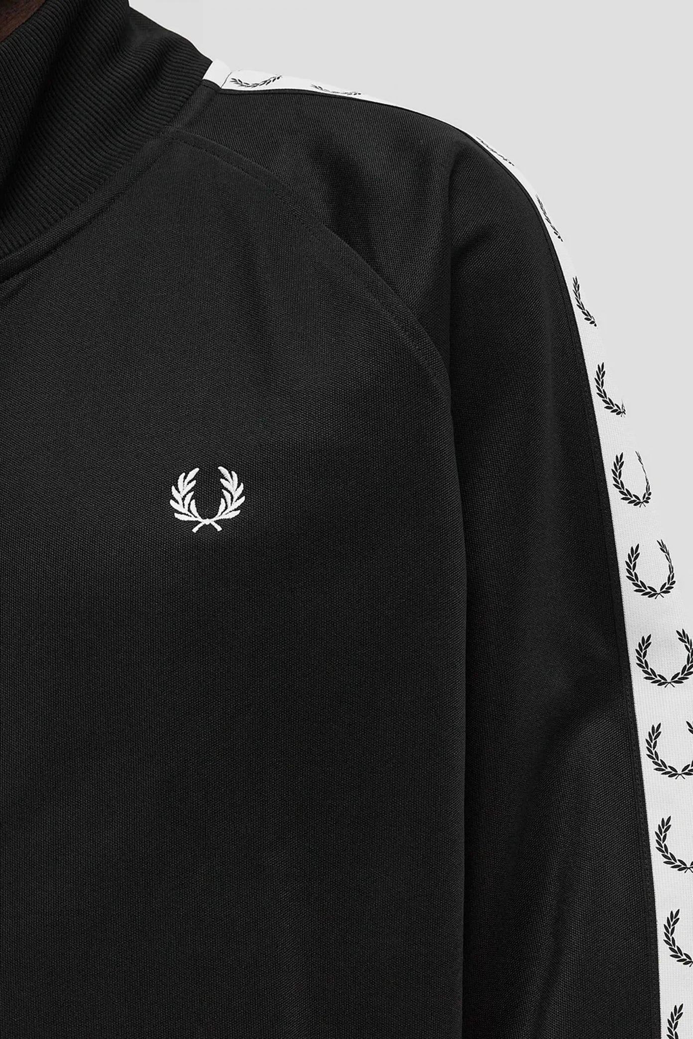 FRED PERRY TRACK JACKET en color NEGRO (3)