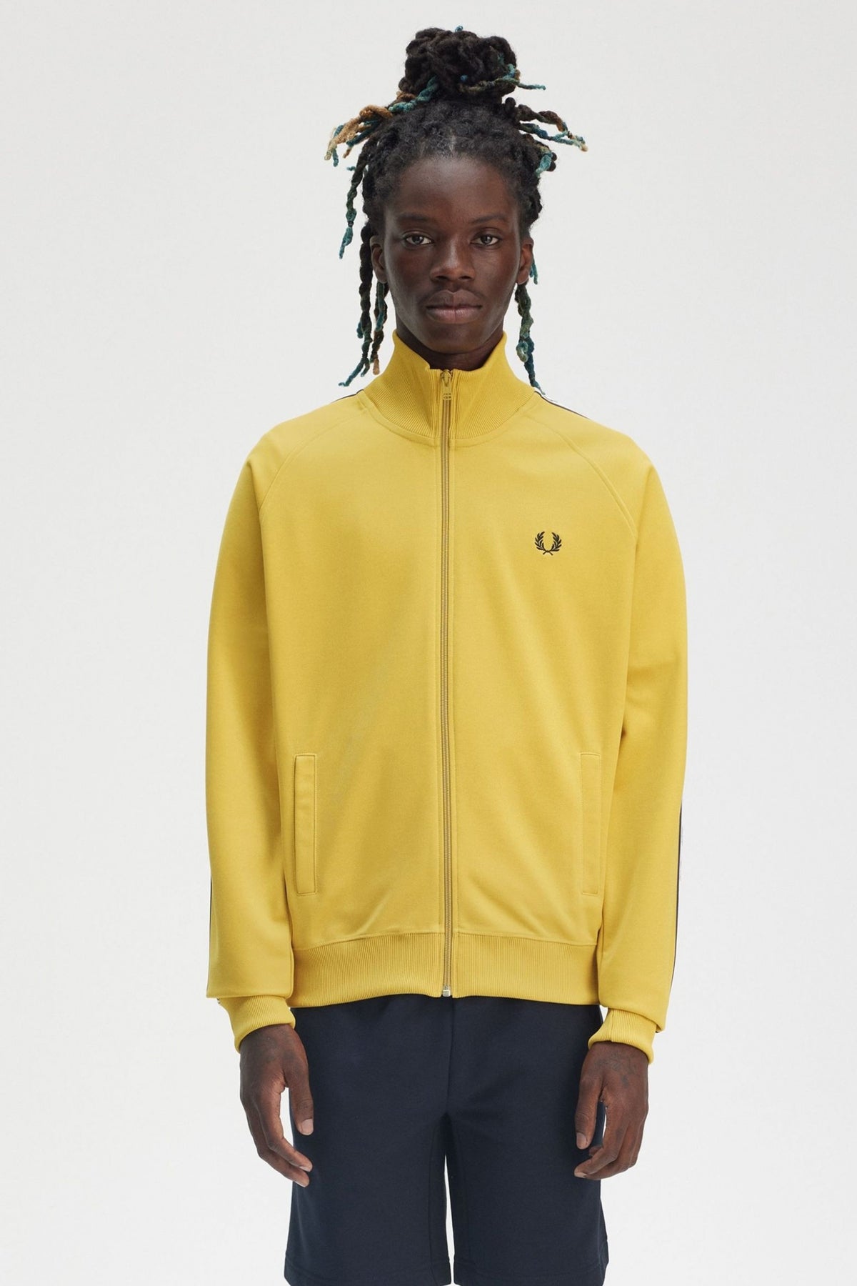 FRED PERRY TAPED TRACK JACKET en color AMARILLO (1)