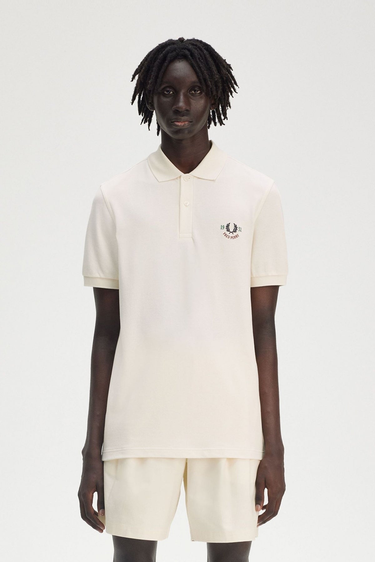 FRED PERRY CLUBHOUSE EMBROIDERED POLO en color BEIS (1)