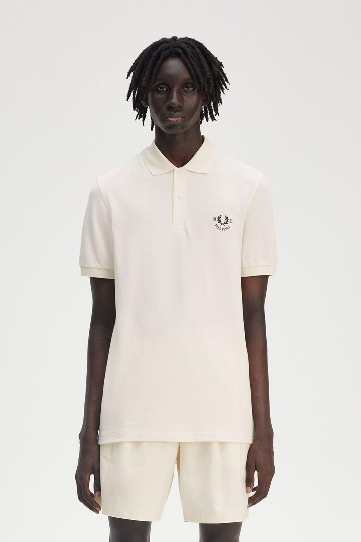 FRED PERRY CLUBHOUSE EMBROIDERED POLO en color BEIS (1)