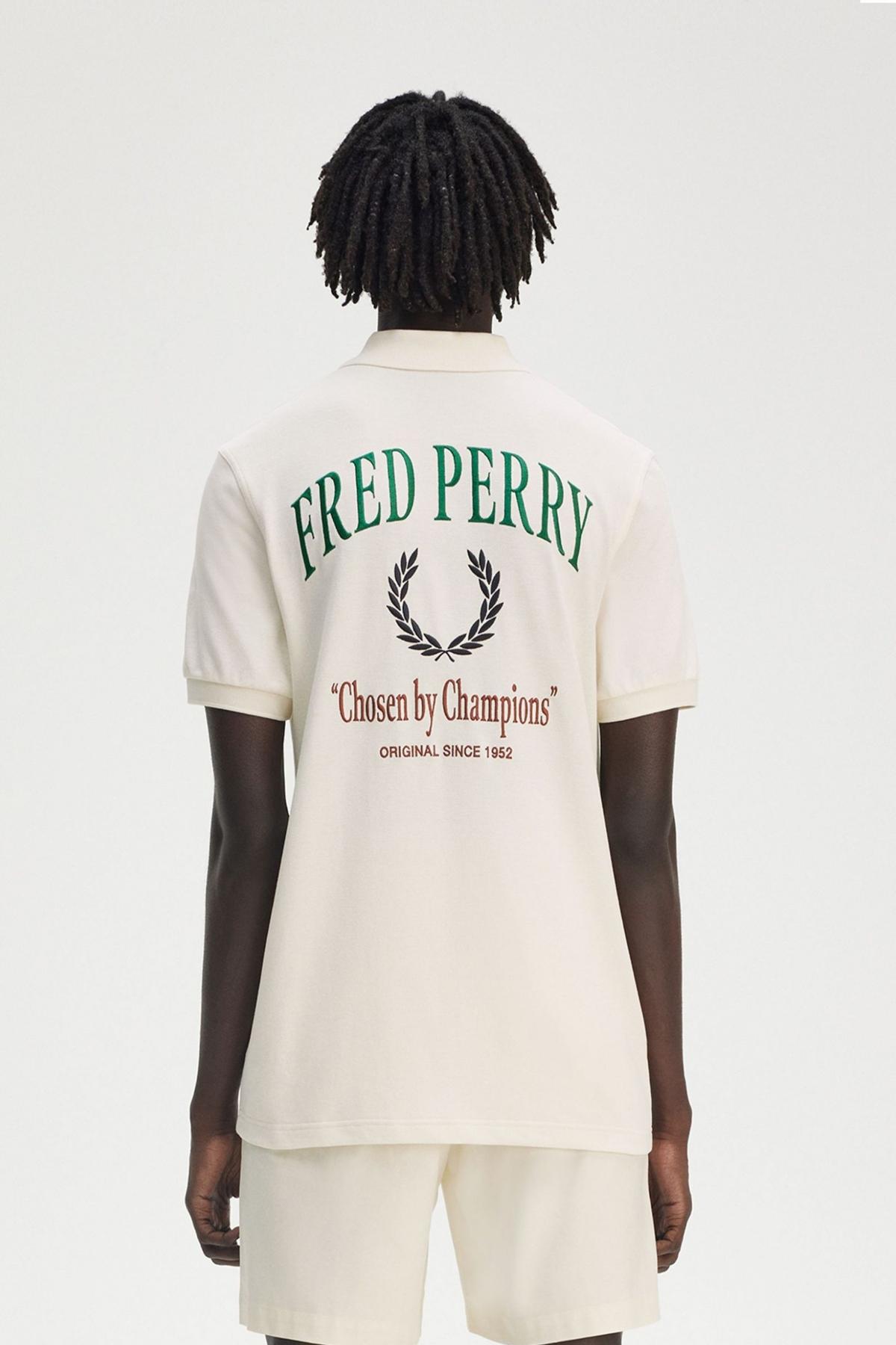 FRED PERRY CLUBHOUSE EMBROIDERED POLO en color BEIS (3)