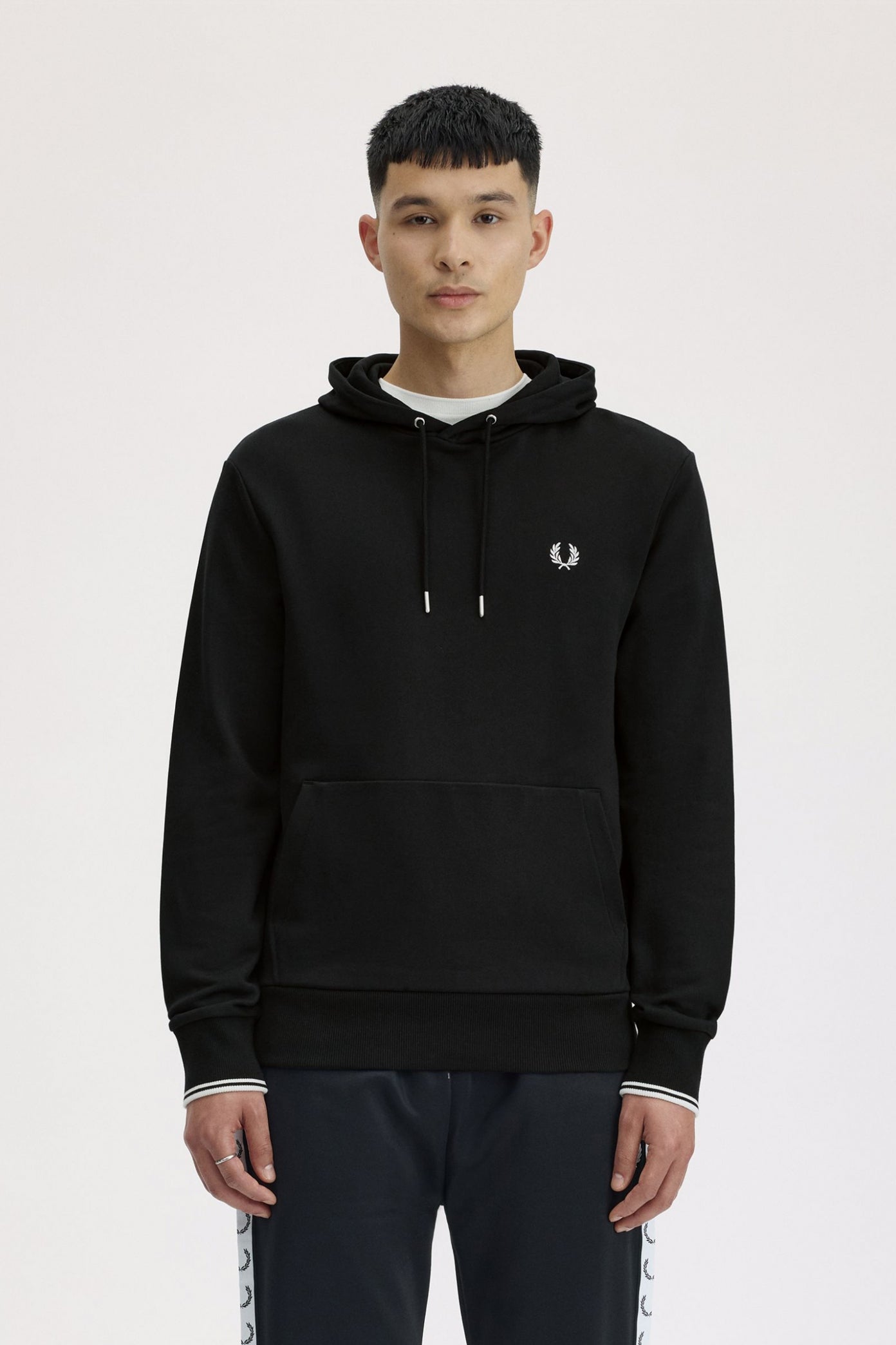 FRED PERRY TIPPED HOODED SWEATSHIRT en color NEGRO (1)