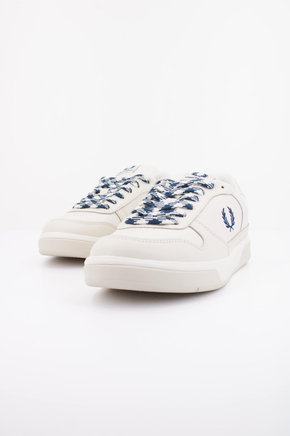 FRED PERRY PERF LEATHER en color BLANCO (2)