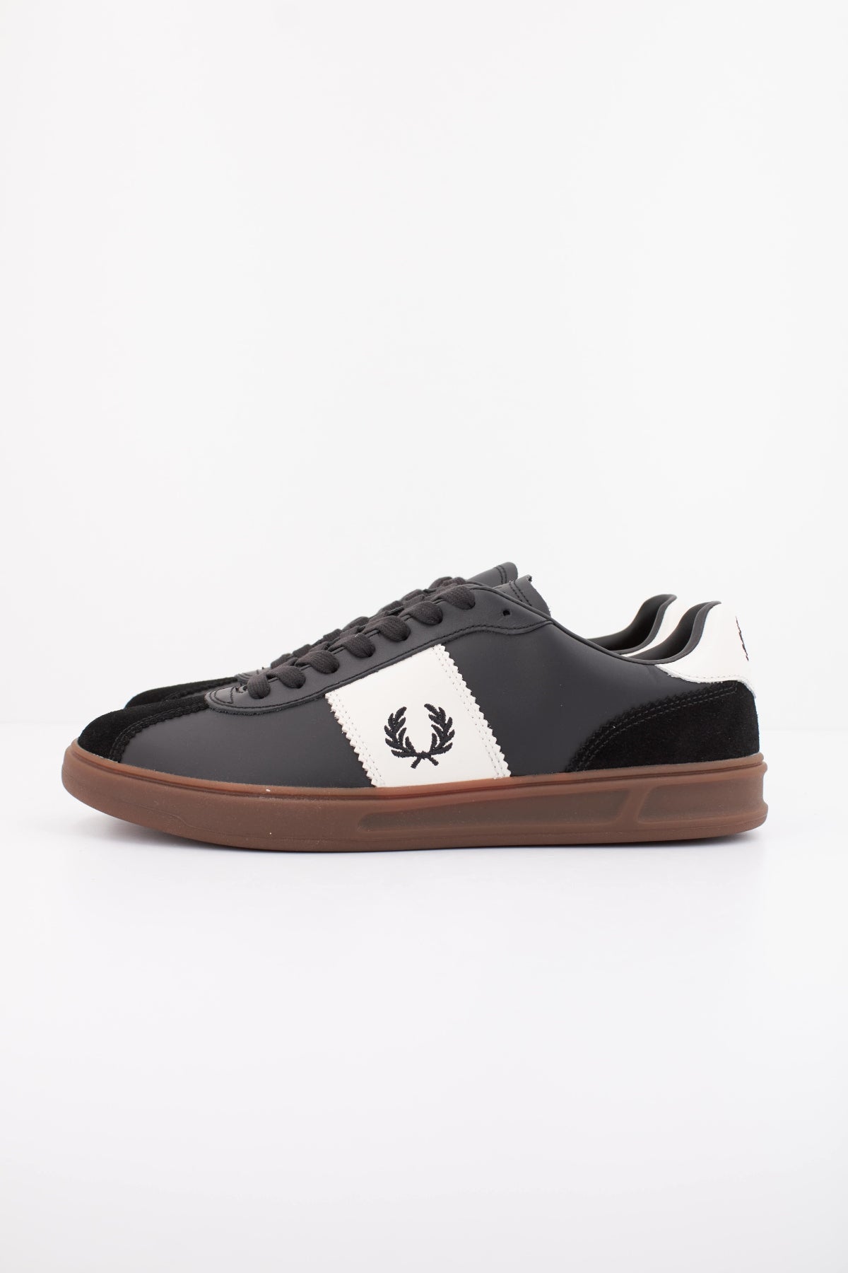 FRED PERRY B LEATHER SUEDE en color NEGRO (1)