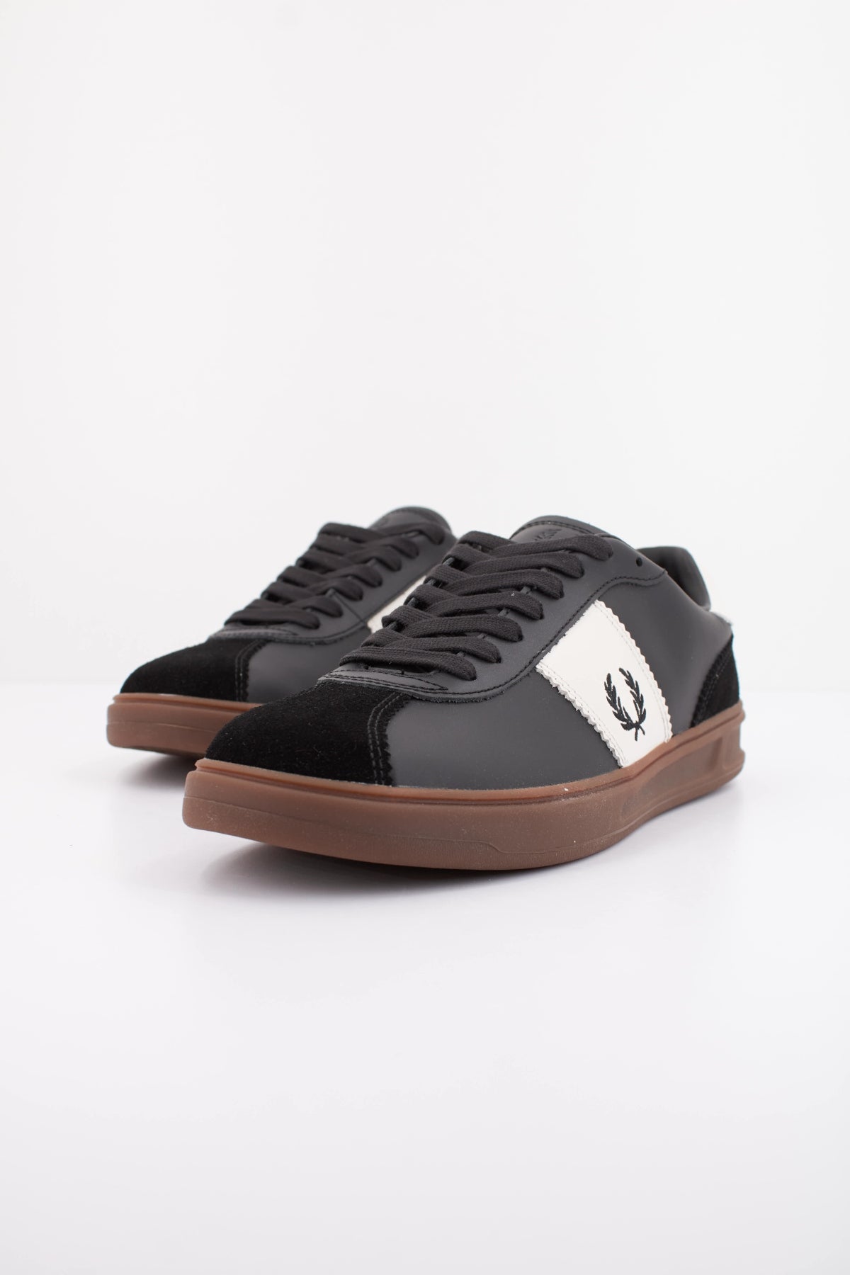 FRED PERRY B LEATHER SUEDE en color NEGRO (2)