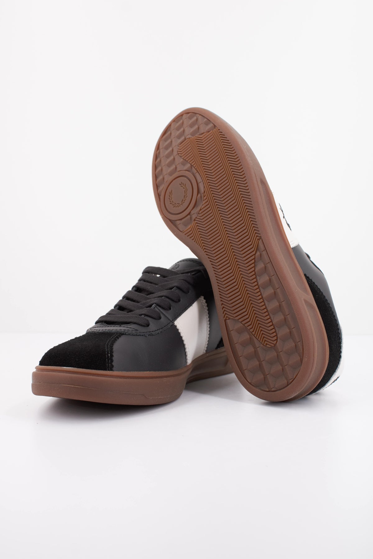 FRED PERRY B LEATHER SUEDE en color NEGRO (5)