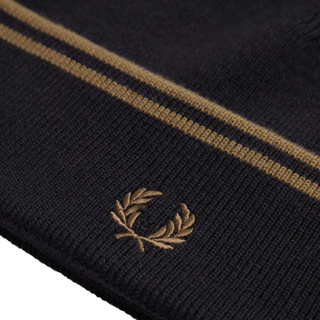 FRED PERRY TWIN TIPPED MERINO WOOL BEANIE en color NEGRO (6)