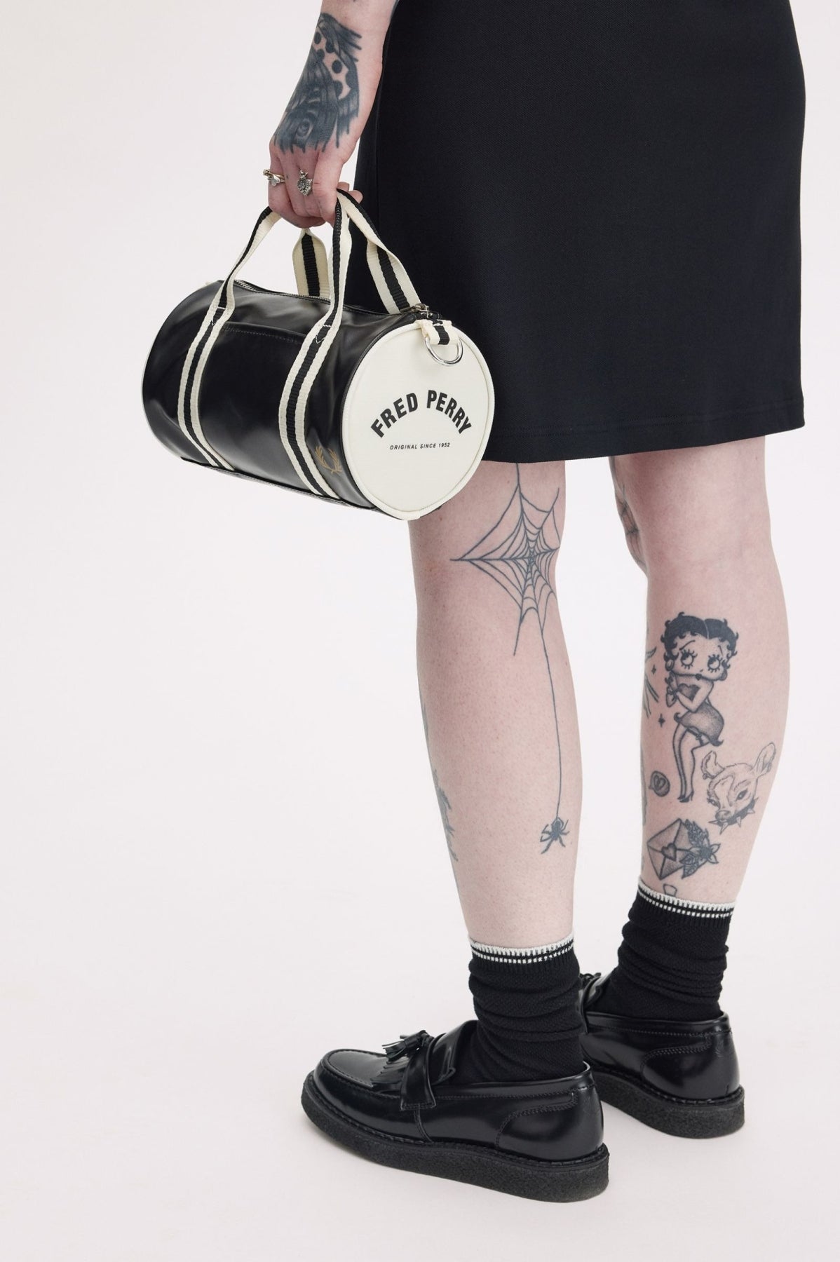 FRED PERRY CLASSIC MINI BARREL BAG en color NEGRO (1)