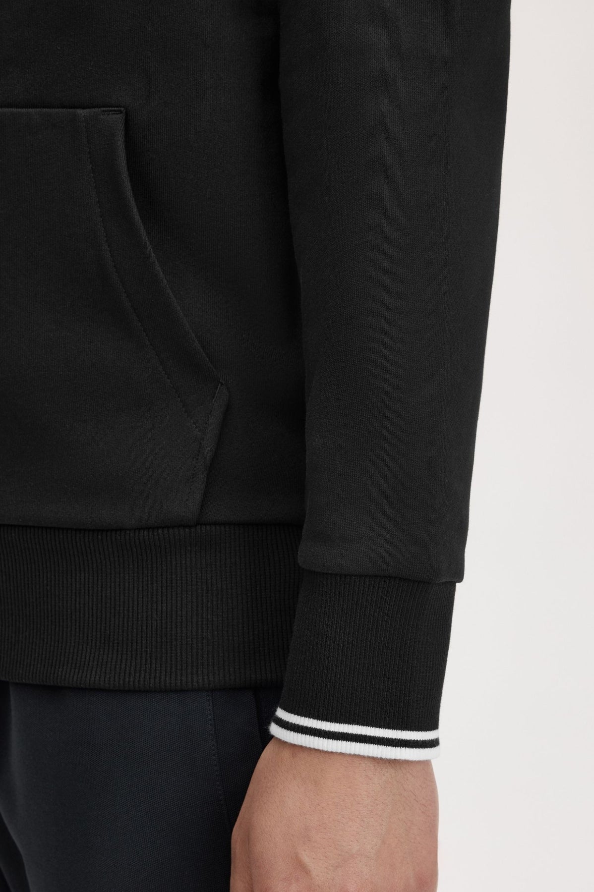 FRED PERRY TIPPED HOODED SWEATSHIRT en color NEGRO (3)