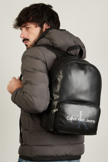 CALVIN KLEIN MONOGRAM SOFT CAMPUS BP en color NEGRO (5)