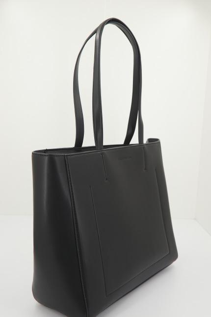 CALVIN KLEIN SLEEK SHOPPER SOLID en color NEGRO (2)
