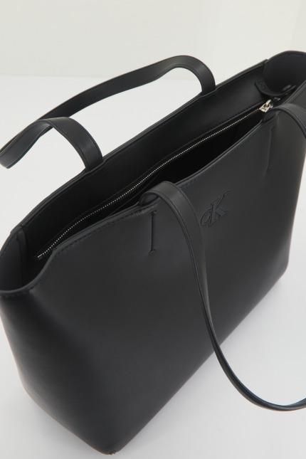 CALVIN KLEIN SLEEK SHOPPER SOLID en color NEGRO (4)
