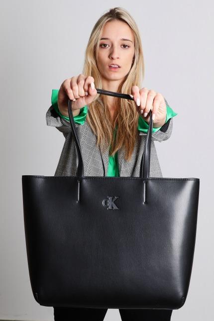 CALVIN KLEIN SLEEK SHOPPER SOLID en color NEGRO (5)