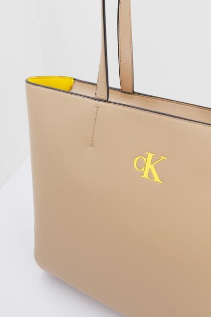 CALVIN KLEIN SLEEK SHOPPER SOLID en color BEIS (2)