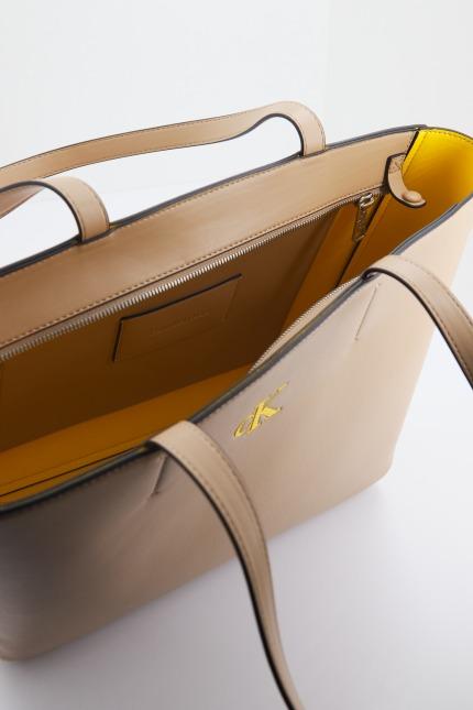 CALVIN KLEIN SLEEK SHOPPER SOLID en color BEIS (4)