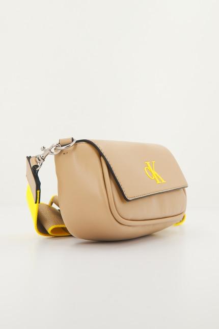 CALVIN KLEIN SLEEK EW FLAP CONV SB en color MARRON CLARO (2)