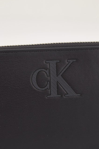 CALVIN KLEIN KK SLEEK ZIP AROUND SOLID en color NEGRO (4)