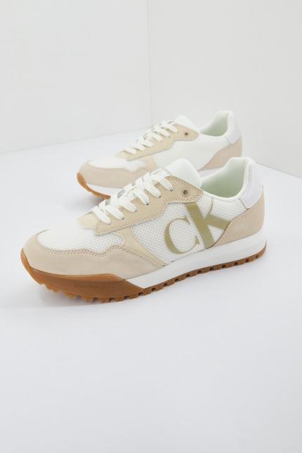 CALVIN KLEIN TOOTHY RUNNER BOLD MONO en color BEIS (1)