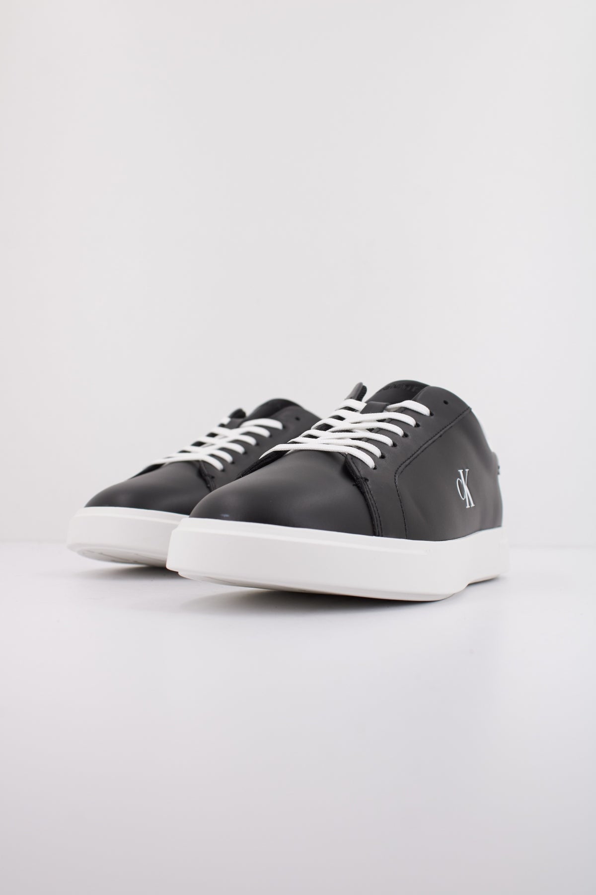 CALVIN KLEIN LOW PRO CUPS LTH MG en color NEGRO (2)