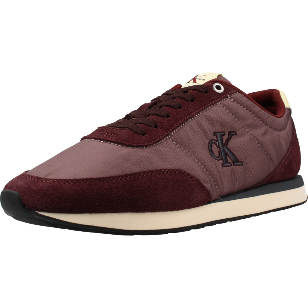 CALVIN KLEIN RETRO RUNNER ESS en color BURDEOS (1)
